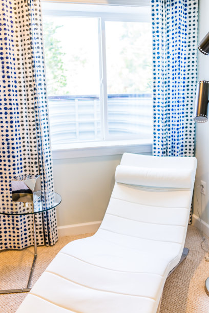 室内的白色躺椅，有明亮的阳光窗，有窗帘，台灯，桌子，在家里，房子或公寓图片下载