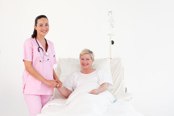 微笑的护士在医院照顾病人图片下载