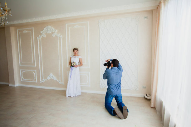 摄影师为新娘拍照图片下载