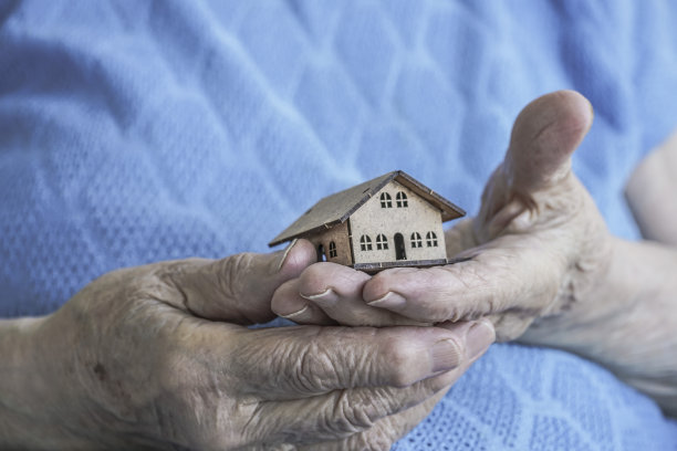 皱巴巴的双手抱着一座小木屋图片下载