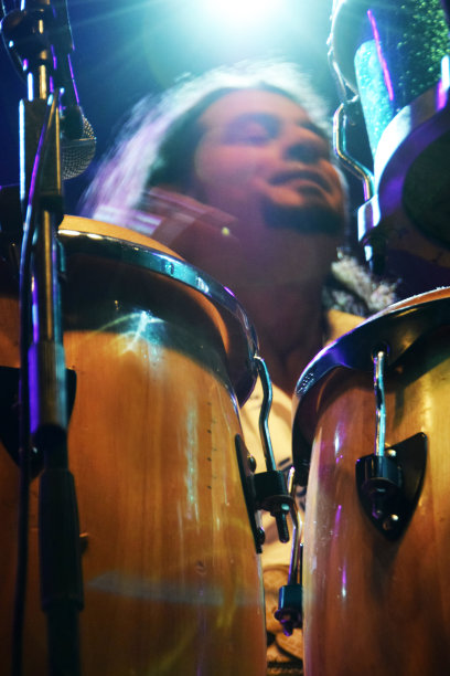 音乐家演奏打击乐。图片下载