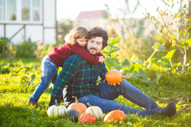 父亲和孩子选择南瓜南瓜灯素材图片