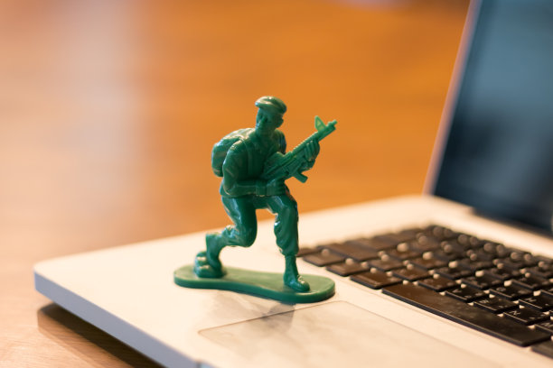 玩具和笔记本电脑。图片下载