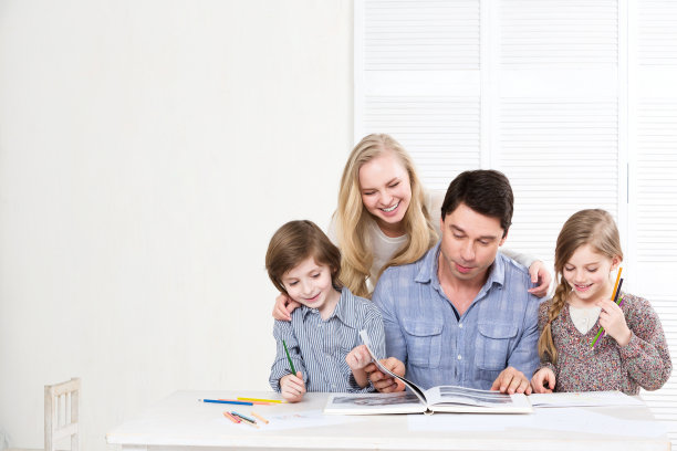 幸福的一家人聚在一起看照片。图片下载