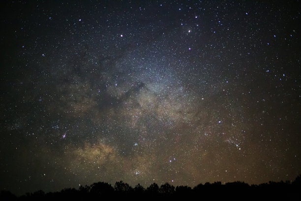 在泰国彭世洛的富欣荣克拉国家公园，银河与云和树的剪影，长曝光照片。与粮食图片下载