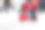 带着滑雪板和滑雪服的可爱小男孩。图片下载