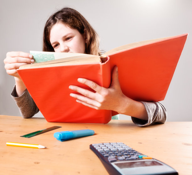 十几岁的女孩在一本精装书里学习图片下载