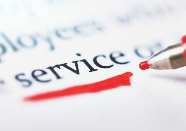 用记号笔在文件中的“服务”字下划线图片下载