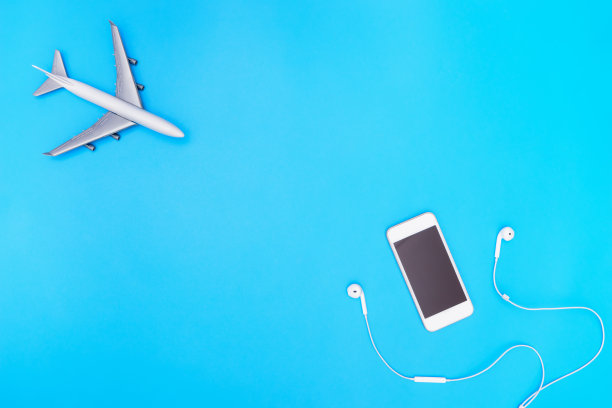 飞机和空屏幕手机旅行的概念图片下载