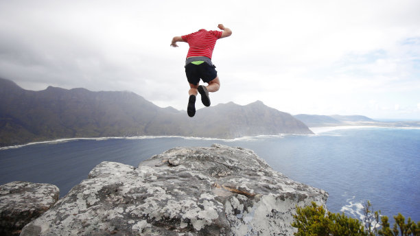 人们悬崖跳跃户外高山冒险健身极限运动运动员图片下载