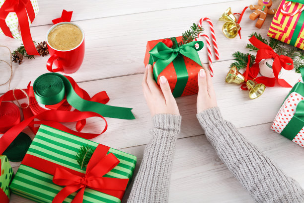 创造性的爱好。制作现代手工圣诞礼盒图片下载