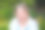 一个成熟开朗成熟的白人女人站在户外的花园里。她是微笑。图片下载