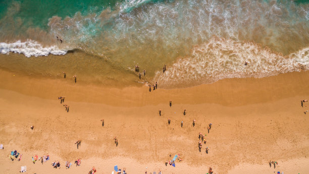 鸟瞰图上的人休息在美丽的海滩附近的海洋，葡萄牙图片下载