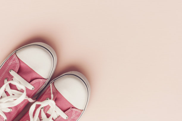 粉红色帆布鞋与粉红色的背景图片下载