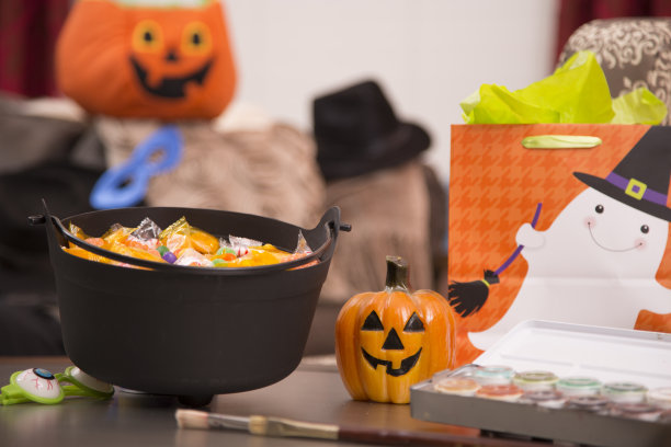 万圣节装饰，糖果在家里设置。图片下载