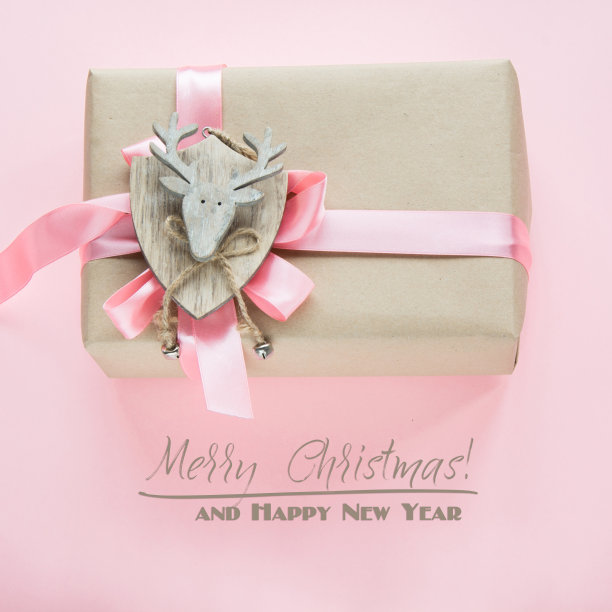 圣诞礼物盒的女孩或女孩与粉红色的丝带和驯鹿在粉红色。广场形象。图片下载