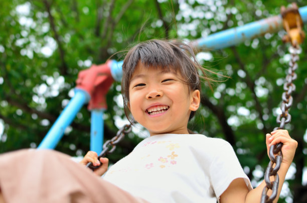 女孩们在公园里玩图片下载