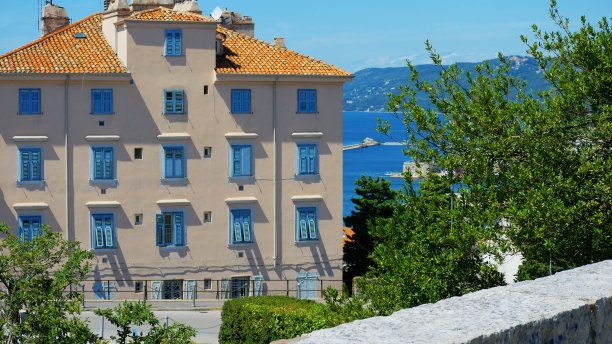 意大利的里雅斯特。一幢带蓝色百叶窗的老房子图片下载