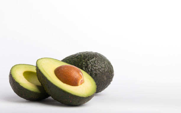 白色背景上的牛油果图片下载