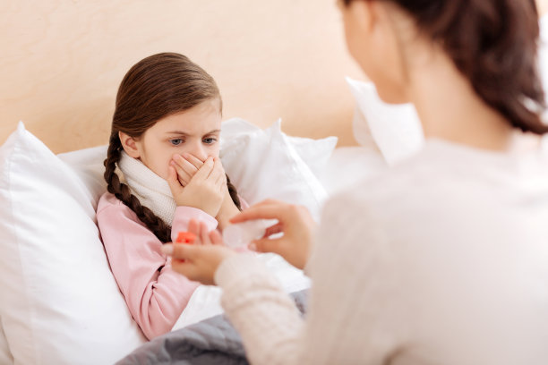 害怕的孩子拒绝吃药图片下载