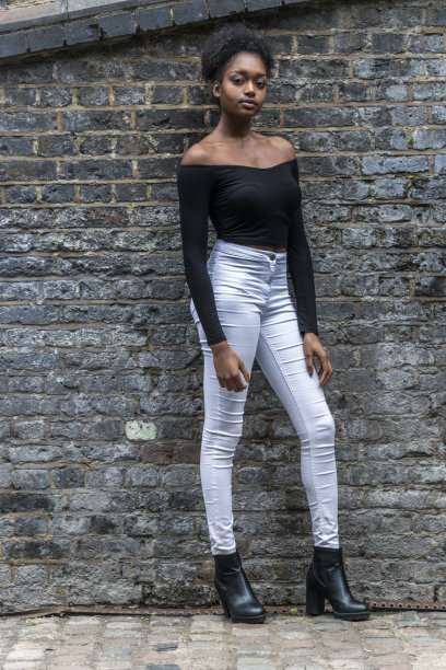 英国伦敦卡姆登锁市场的“近街”(Close up Street)年轻女子的肖像照图片下载