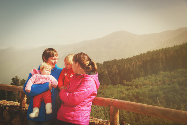 幸福的家庭和孩子们在山里徒步旅行图片下载