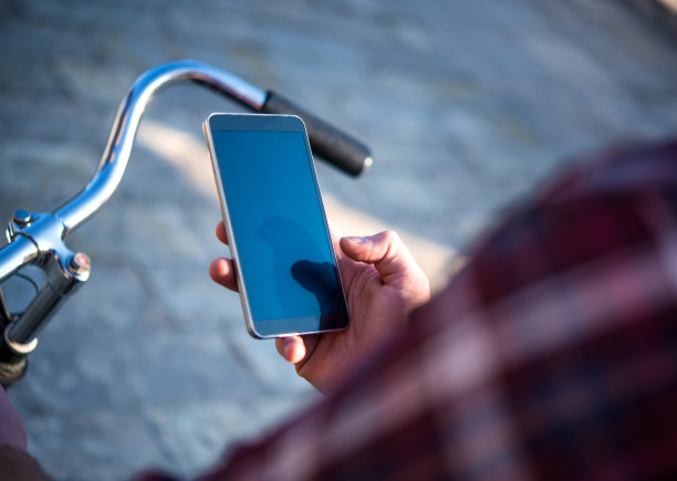 男人使用手机图片下载