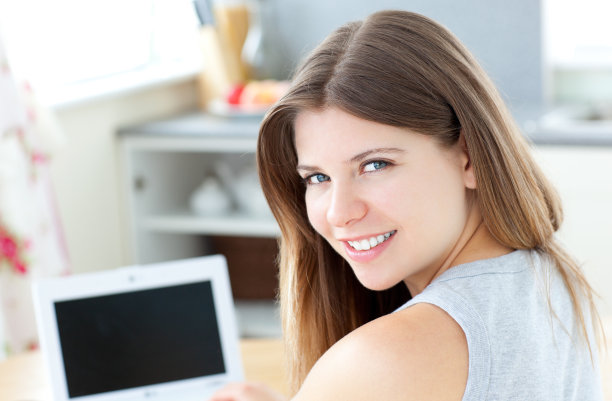 聪明的女人看着镜头图片下载