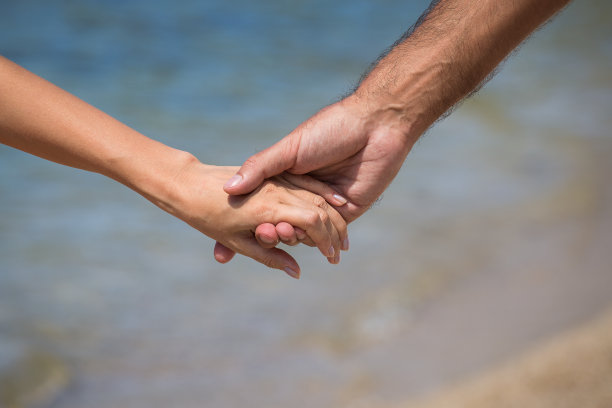 成对的手臂在海景上图片下载