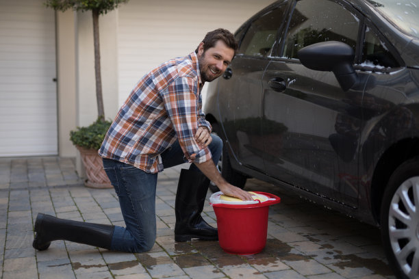 一个人在一个阳光明媚的日子洗车图片下载