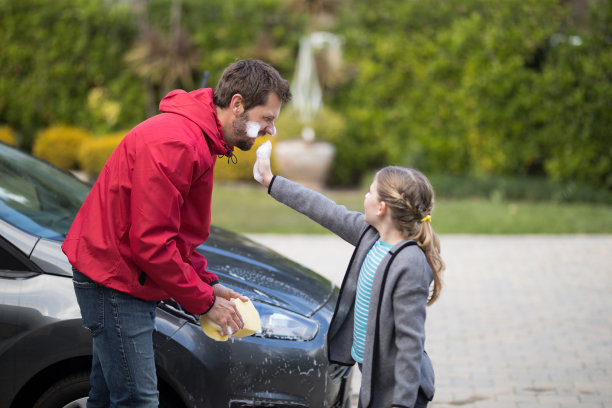少女和父亲玩得很开心图片下载