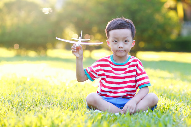 男孩手拿着纸飞机图片下载