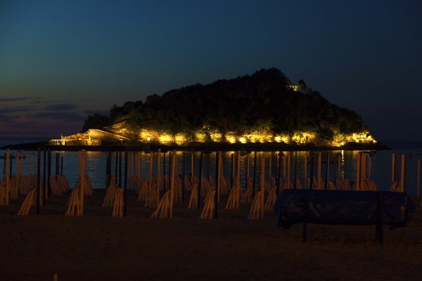 地中海夜景圣塞巴斯蒂安岛图片下载