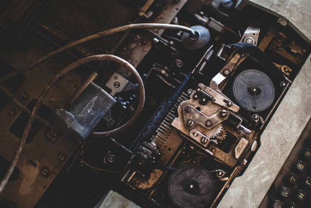 储藏室里的老式计算器俯视图图片下载