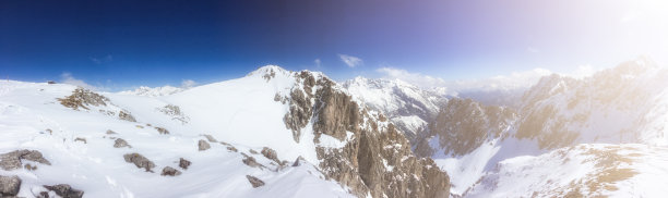雪山景观与蓝天图片下载