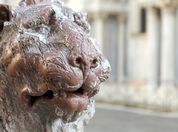 威尼斯岛上的一尊古代大理石狮子雕像图片下载