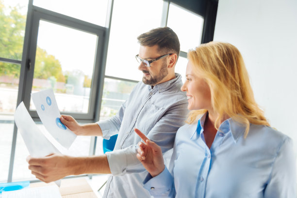 正面女性的头像照片图片下载