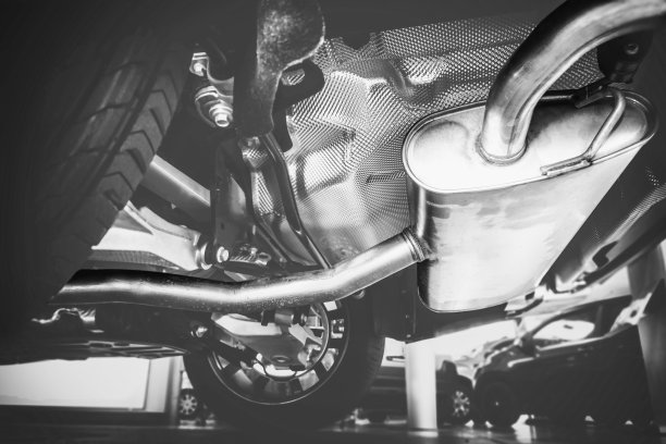 汽车下面有新的排气装置图片下载