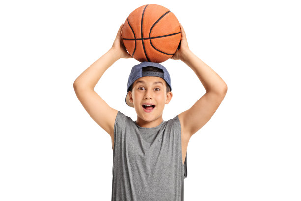 快乐的孩子拿着篮球，看着镜头图片下载