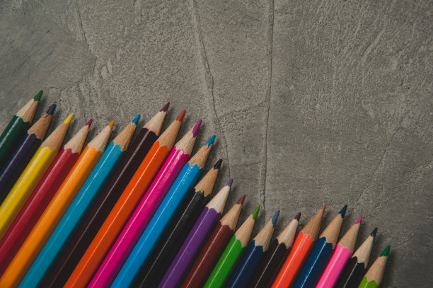 灰色混凝土背景上的彩色铅笔图片下载