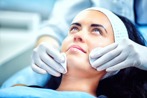 在医院工作的女美容师图片下载