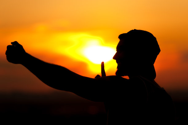 年轻人自拍的剪影图片下载