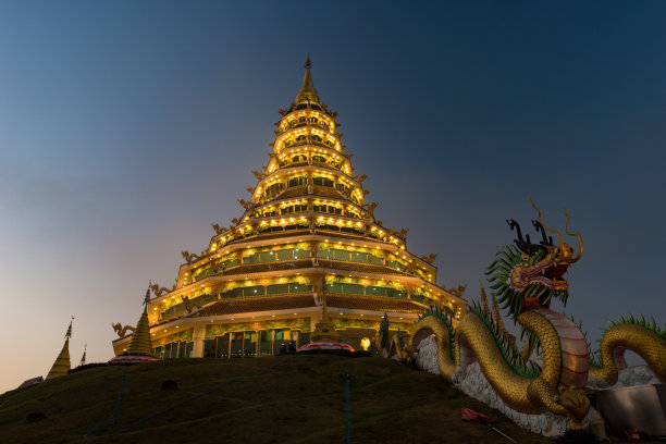 金塔九层有龙纹的中国寺庙——清莱华华pla康庙图片下载