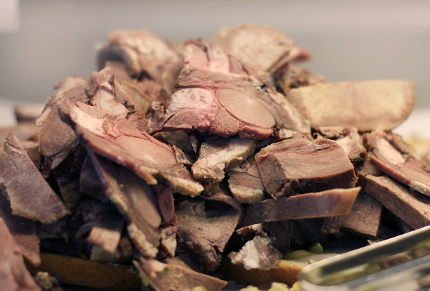 煮牛舌，切成薄片图片下载