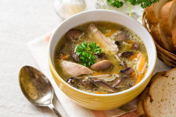 蘑菇鸡汤和面条碗在灰色的石头背景图片下载