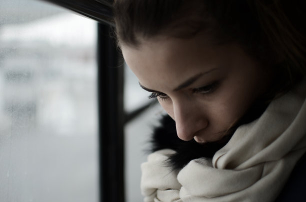 冬天的肖像美丽的年轻女子与围巾向下看图片下载