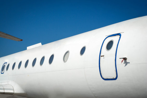 地面上的商业飞机靠近了图片下载