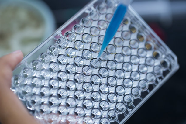 具有96孔微孔板实验室测试的科学研究背景。图片下载