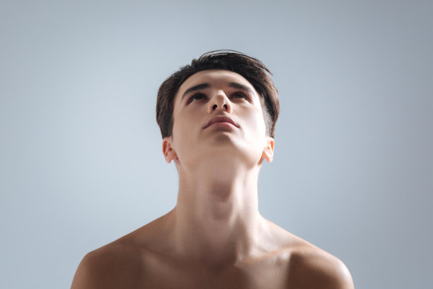 欣喜的男性抬起了头图片下载