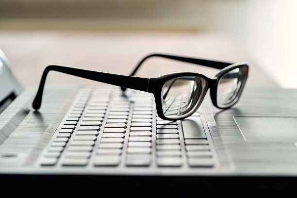 眼镜放在电脑键盘上图片下载